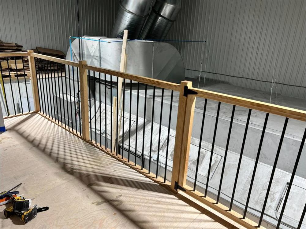 Garde-corps de mezzanine dans un bâtiment industriel
