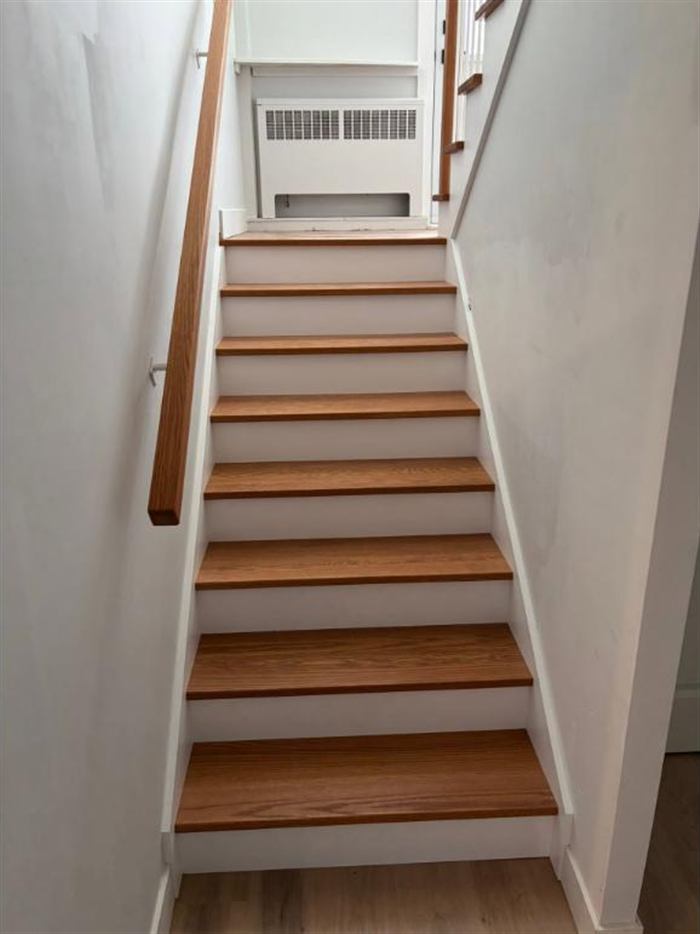Escalier en chêne avec contremarches blanches