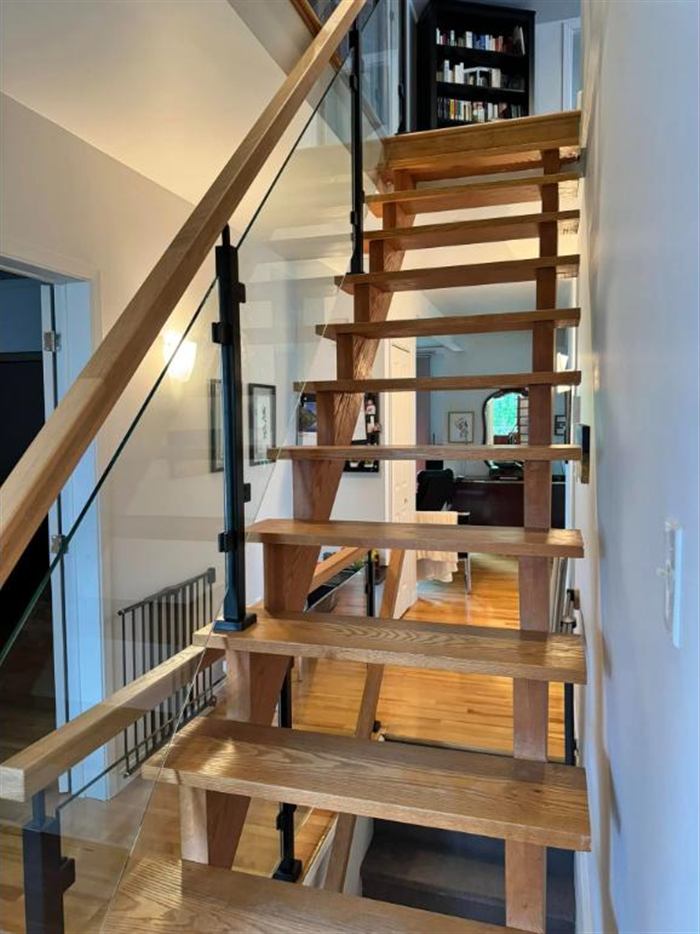 Escalier flottant en chêne avec garde-corps de verre