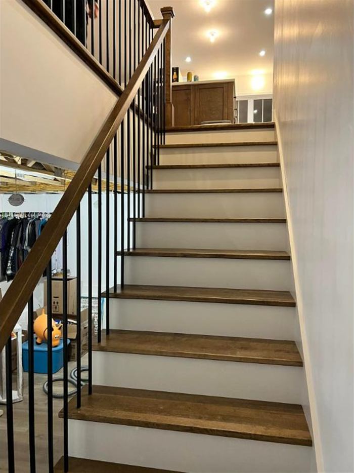 Escalier en merisier teint foncé avec barreaux d'acier inoxydable