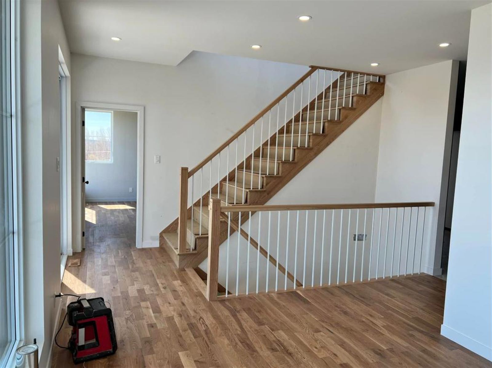 Escalier en chêne clair fabriqué et installé par Menuiserie ETF