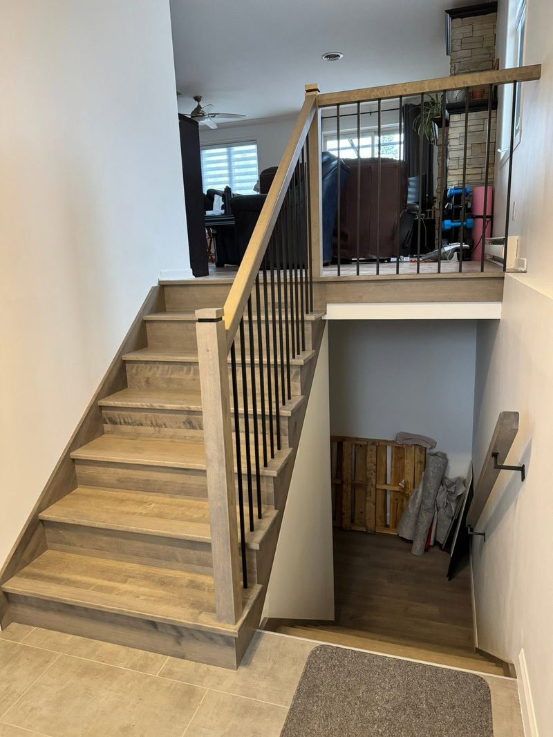 Escalier en bois cendré avec garde-corps à barreaux noirs