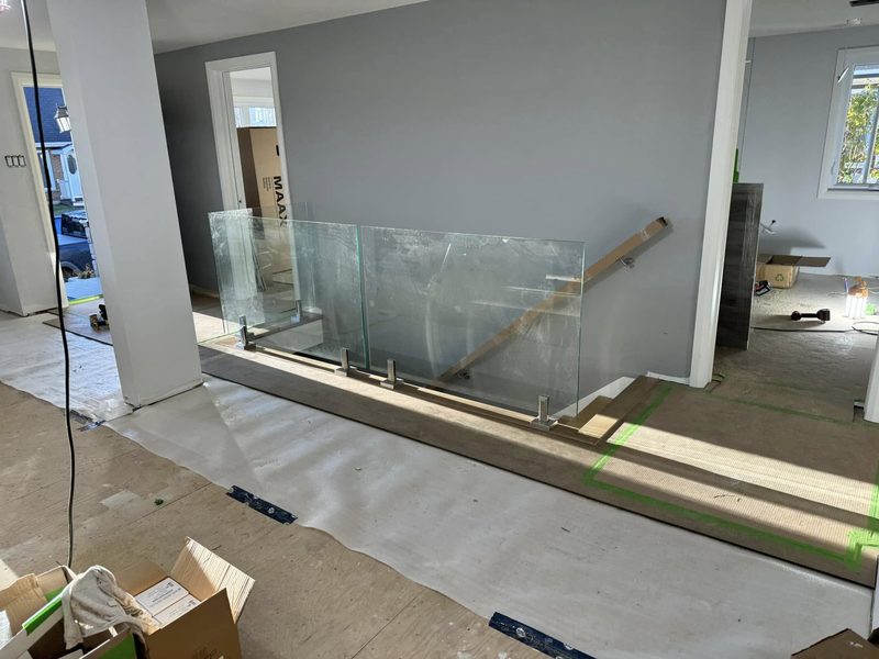 Garde-corps en verre trempé installé sur un chantier neuf