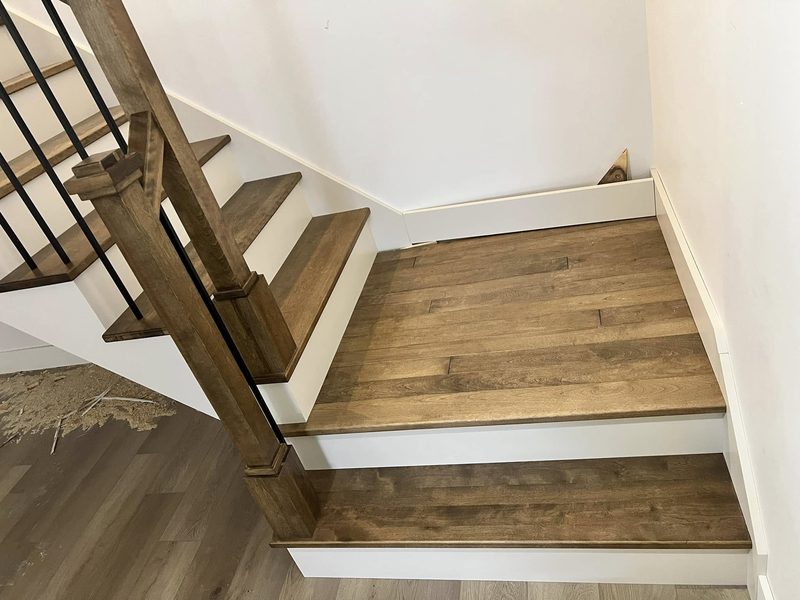 Escalier tournant, marches en bois naturel et contremarches blanches