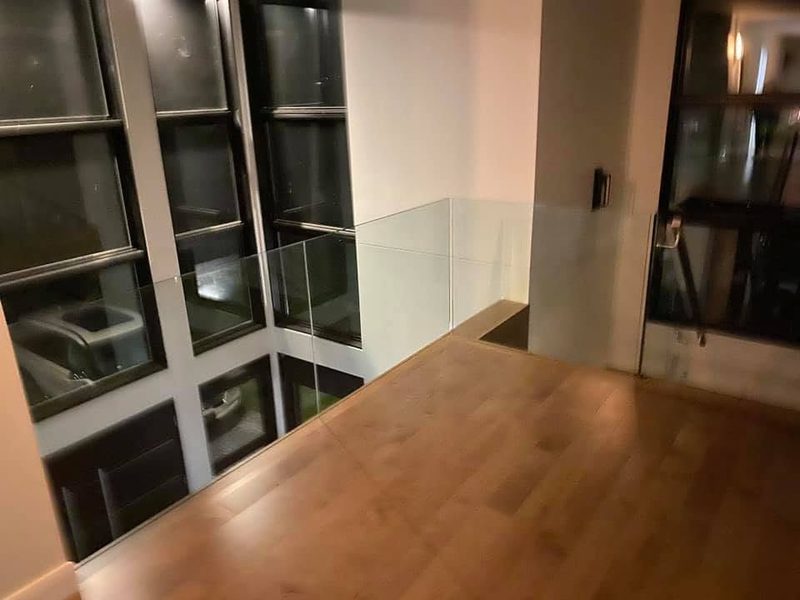 Garde-corps de verre à l'étage devant une grande fenestration