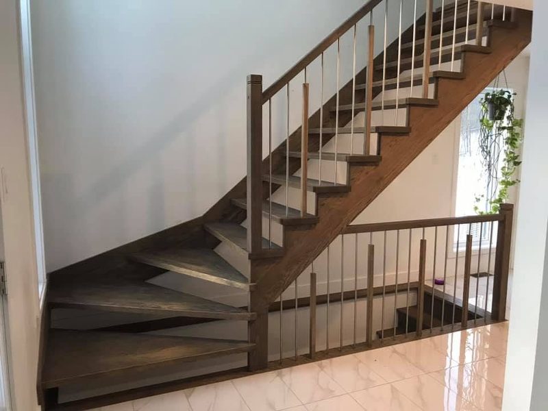 Escalier à deux quarts tournants en bois foncé avec barreaux