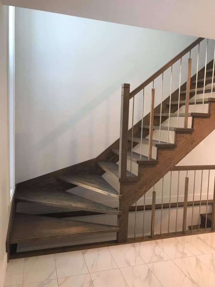 Escalier tournant en bois foncé avec barreaux de bois